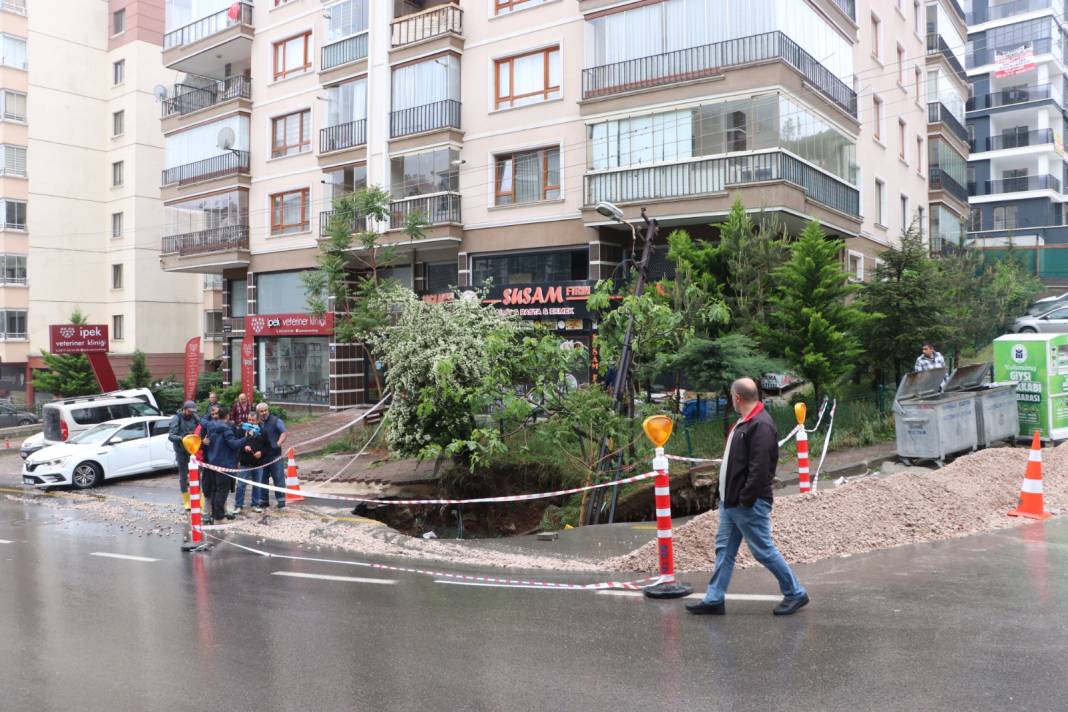 Sağanak sonrası Ankara’da yol çöktü 7